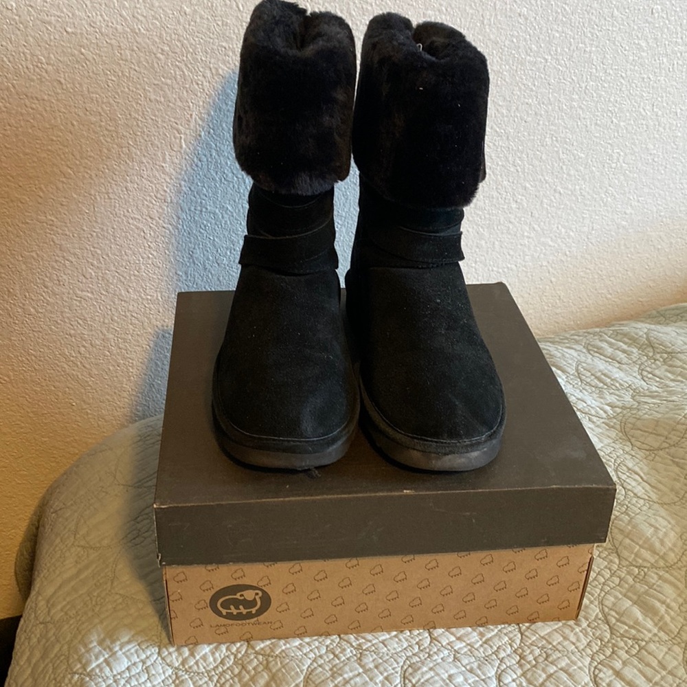 Black boots with the fur